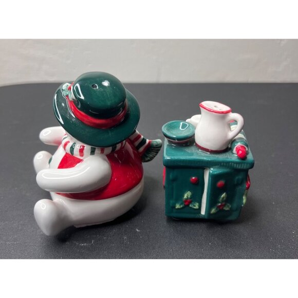 Snowman & Stove Ceramic Salt & Pepper Shaker Set Holiday Christmas Collectable - Picture 4 of 12